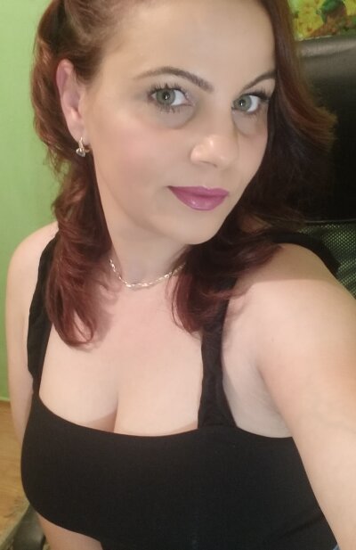 adelamilfsexy naked stripping on cam for live sex video chat