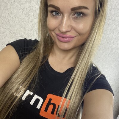 Aleandra_ naked stripping on cam for live sex video chat