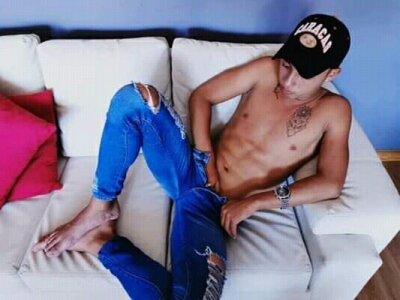 alexrousse_ naked stripping on cam for live sex video chat