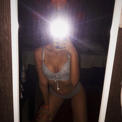 Alice__Foxy naked stripping on cam for live sex video chat