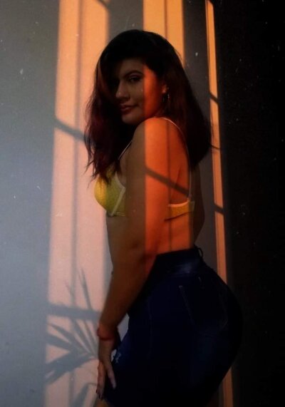 Alice_evans8 naked stripping on cam for live sex video chat