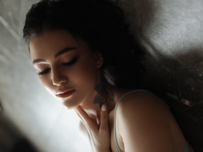 Allie_Queen naked stripping on cam for live sex video chat