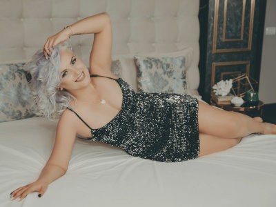 AmelieAmour naked stripping on cam for live sex video chat