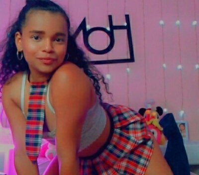 Ammies-Rosse naked stripping on cam for live sex video chat