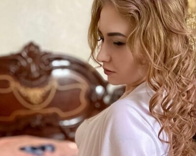 AmoresWings naked stripping on cam for live sex video chat
