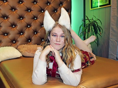AnabelSweeety naked stripping on cam for live sex video chat