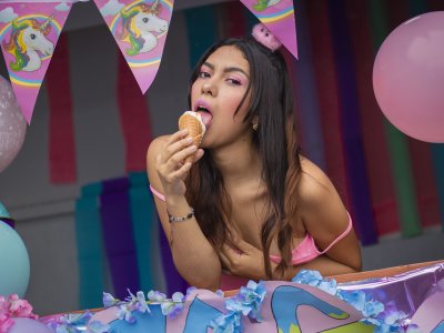 AnnieRainna naked stripping on cam for live sex video chat