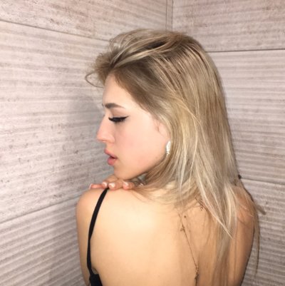 Ariana_Temptress naked stripping on cam for live sex video chat