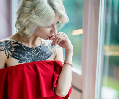 Avlora_Blond naked stripping on cam for live sex video chat