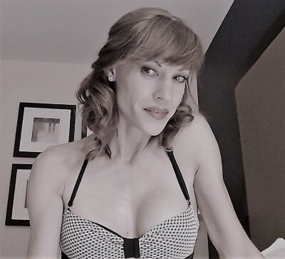 AyvaFoxieReece naked stripping on cam for live sex video chat