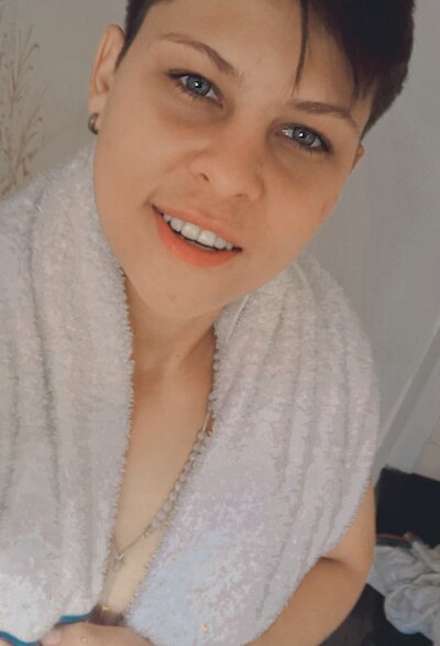 BAD-BOY18 naked stripping on cam for live sex video chat