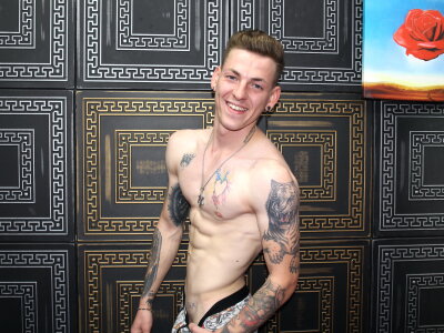 BerryBlake23 naked stripping on cam for live sex video chat