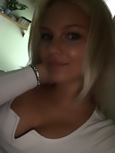Bethany_Benz naked stripping on cam for live sex video chat