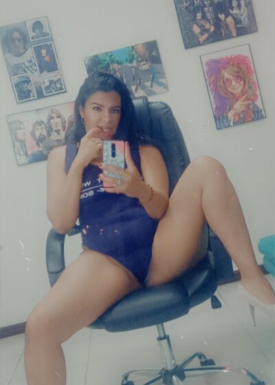 BigAssxx naked stripping on cam for live sex video chat