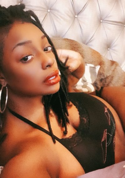 Blkhentia naked stripping on cam for live sex video chat