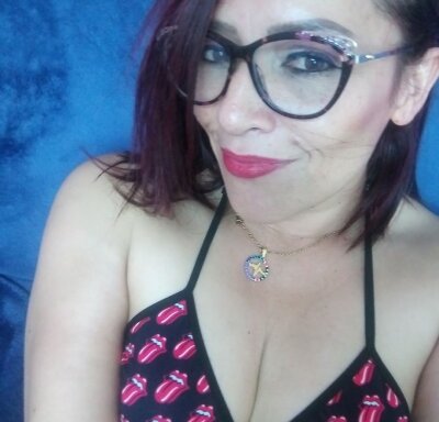 Boonny_Boo naked stripping on cam for live sex video chat