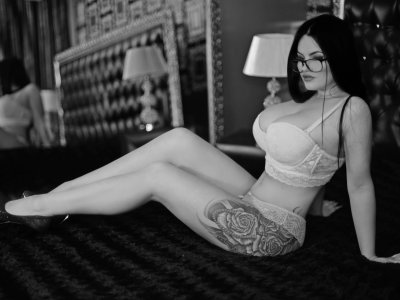 bustyrae77 naked stripping on cam for live sex video chat