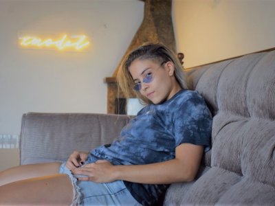 Caliopeamelia naked stripping on cam for live sex video chat