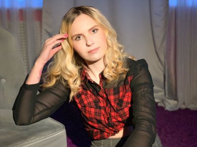 CarlyBlue naked stripping on cam for live sex video chat