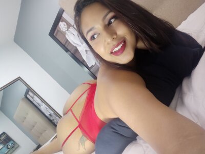 CAROLINE_SUGAR naked stripping on cam for live sex video chat