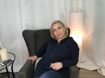 CarolineLady naked stripping on cam for live sex video chat