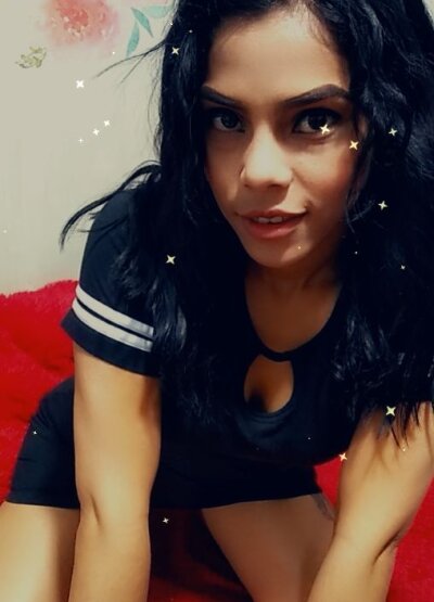 Chiquita_Emily2 naked stripping on cam for live sex video chat