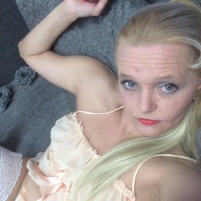 ChristiRoselove naked stripping on cam for live sex video chat