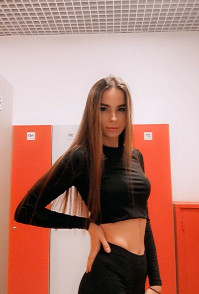 CuteSanita naked stripping on cam for live sex video chat
