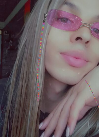 Cutesweeetkrystallts naked stripping on cam for live sex video chat