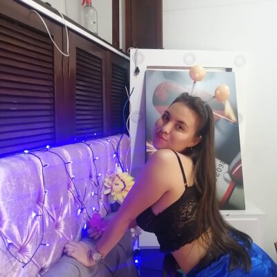 Danna_veryhot naked stripping on cam for live sex video chat