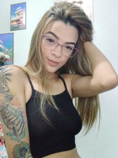 DANYVIDALXX naked stripping on cam for live sex video chat