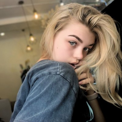 DayannaQueen naked stripping on cam for live sex video chat