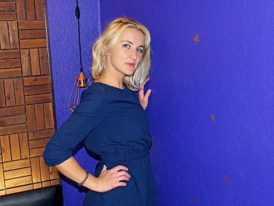 DianaMails naked stripping on cam for live sex video chat