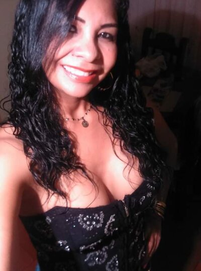 dirty_acousins_and_sex naked stripping on cam for live sex video chat