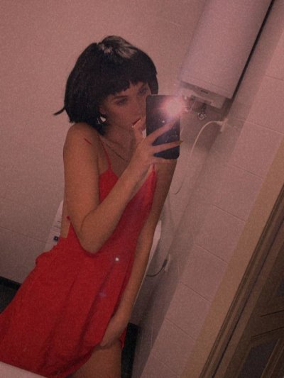 Dolcee_Vita naked stripping on cam for live sex video chat