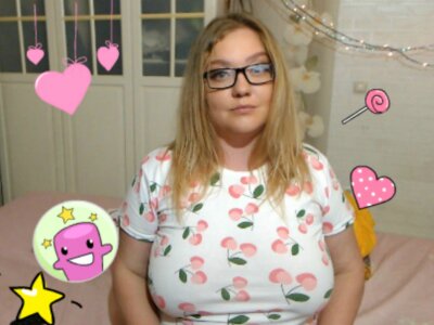 DollyViolet naked stripping on cam for live sex video chat