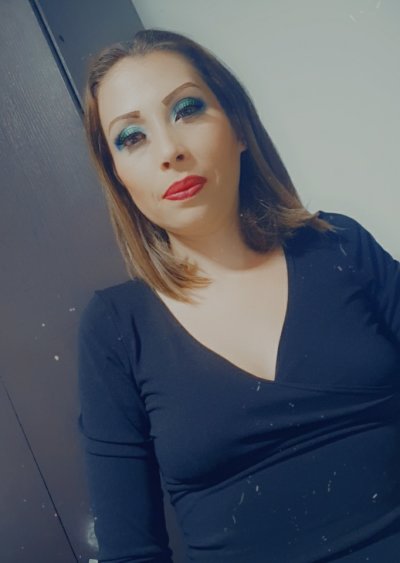 ELISAROSSE naked stripping on cam for live sex video chat
