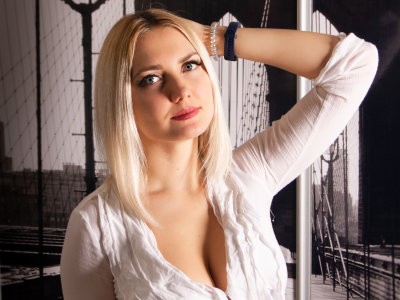 EliseKiss naked stripping on cam for live sex video chat