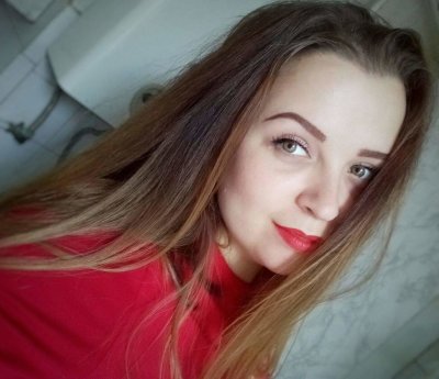 Elli_Kiss naked stripping on cam for live sex video chat