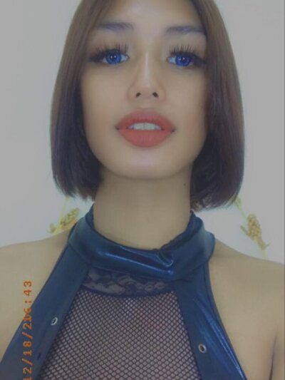 EllieHugeCock naked stripping on cam for live sex video chat