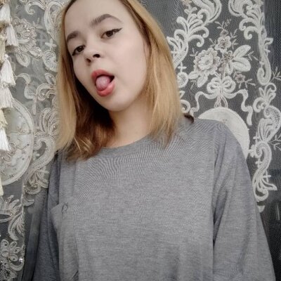 Emi_pvt naked stripping on cam for live sex video chat
