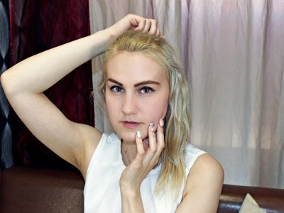 EmmaSplinter naked stripping on cam for live sex video chat