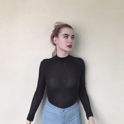 EmmySsss naked stripping on cam for live sex video chat