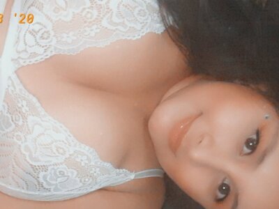 Erika_Meyer_ naked stripping on cam for live sex video chat