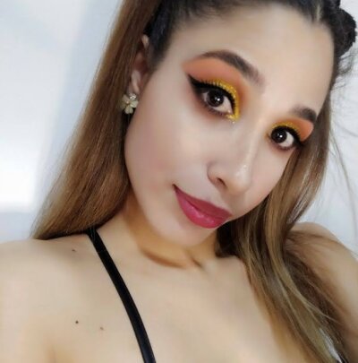 EsmeraldaDillium naked stripping on cam for live sex video chat