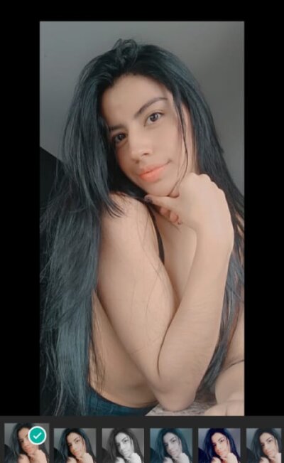 EvaReyes naked stripping on cam for live sex video chat