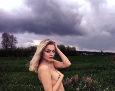 GeileFrauX naked stripping on cam for live sex video chat