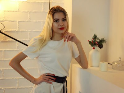 GentlePeta naked stripping on cam for live sex video chat