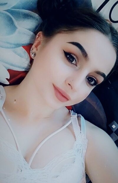 Georgia_Jones naked stripping on cam for live sex video chat