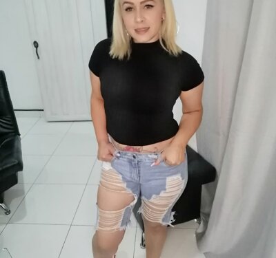 Geraldine_S naked stripping on cam for live sex video chat